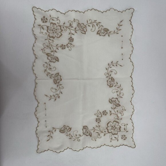 Embroidered cutout Table runner, 6 placemats and 6 napkins Unbleached - Picture 8 of 8